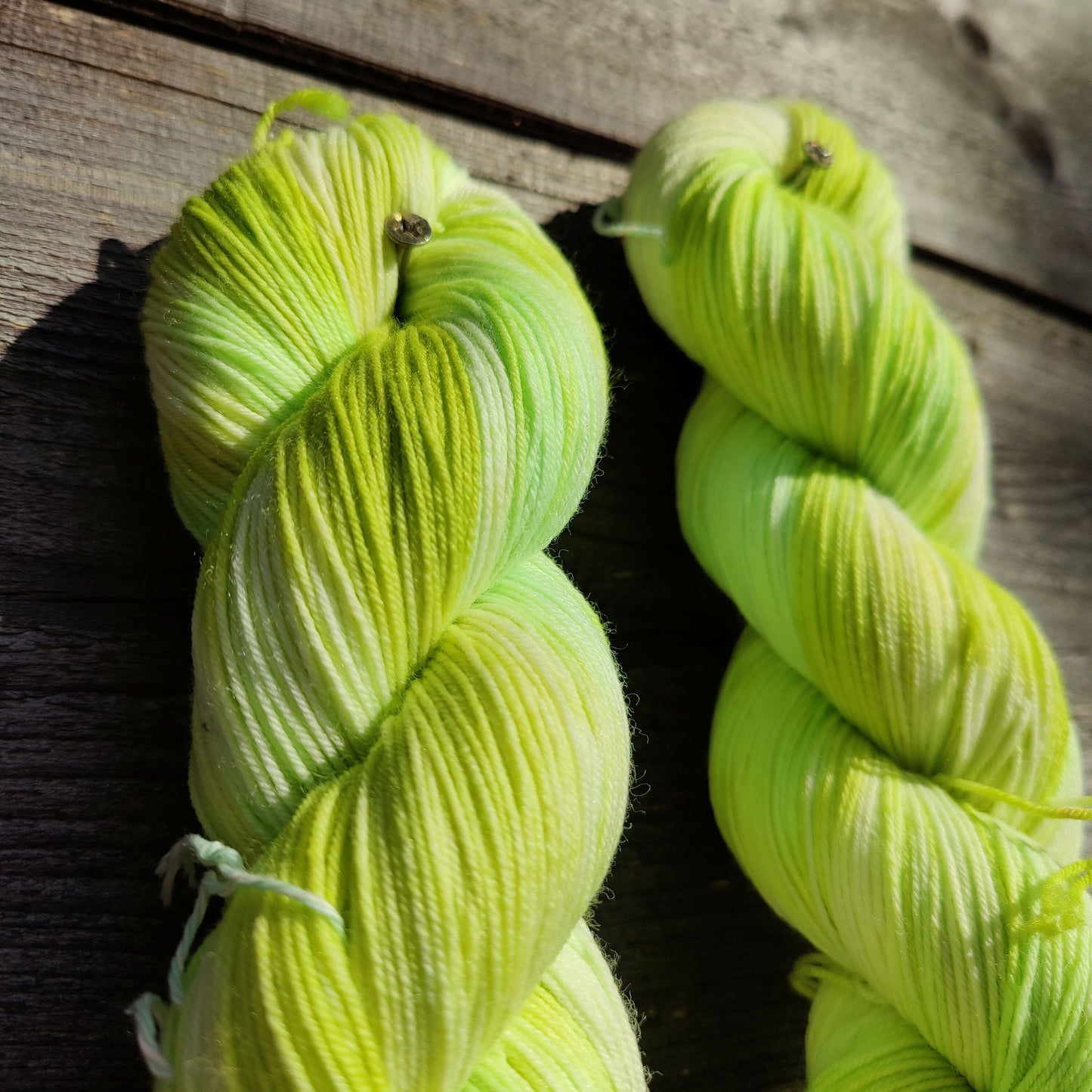Käsinvärjätty ohut merinosukkalanka - Limetti