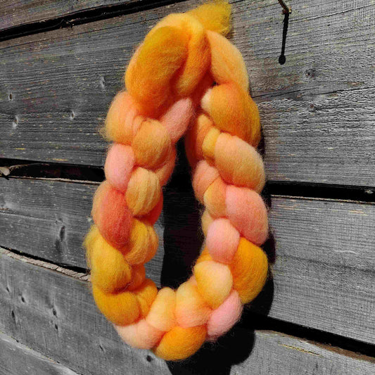 käsinvärjätty kuituletti, jossa okraa, oranssia ja hentoa pinkkiä